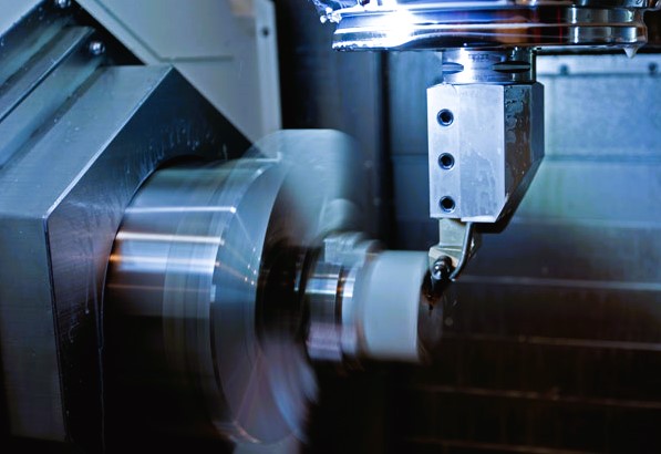 CNC-fräsning av roterande metallämne vid legotillverkning och prototyptillverkning av finmekaniska komponenter.